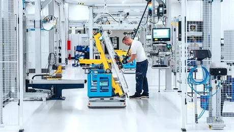 Un inginer lucrează la integrarea bateriilor pentru BMW i7 în fabrica Rimac.