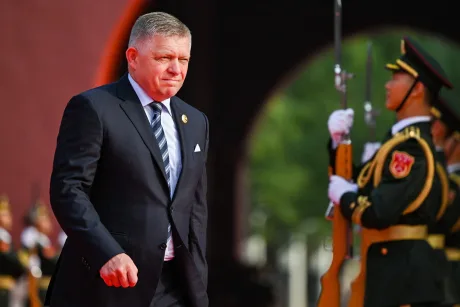 Robert Fico la parada de Ziua Victoriei, înconjurat de soldați.