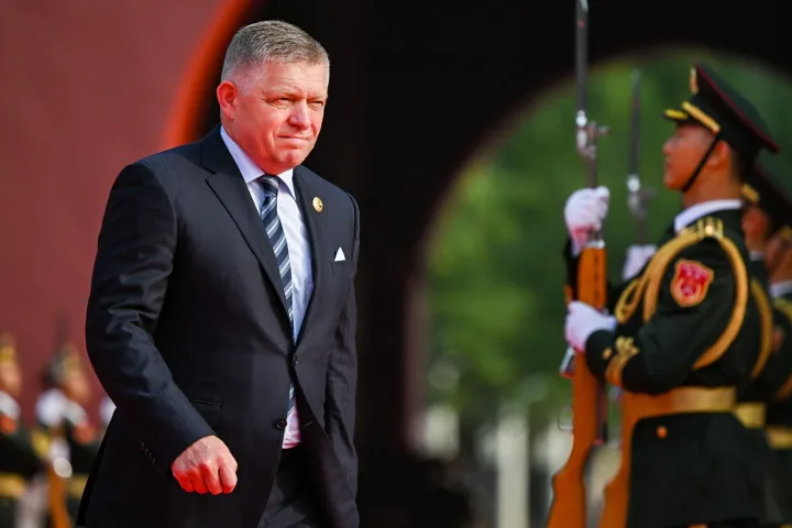 Robert Fico la parada de Ziua Victoriei, înconjurat de soldați.
