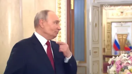 Oficiali discutând despre impactul restricțiilor internetului în Rusia.