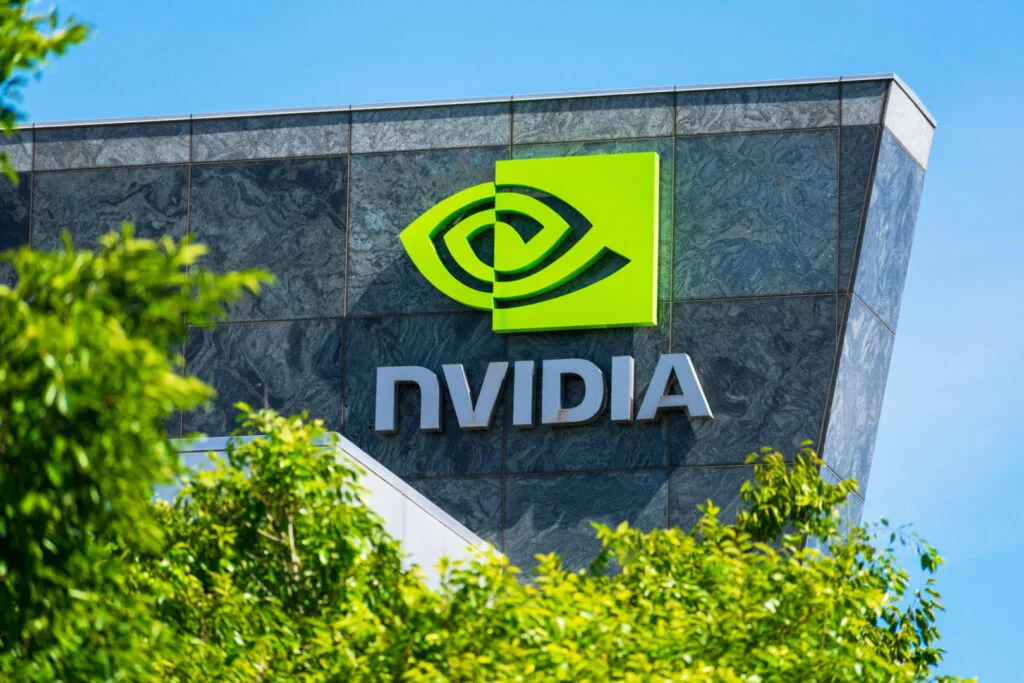 Nvidia și Corning colaborează pentru fabrici de fibră optică în SUA.