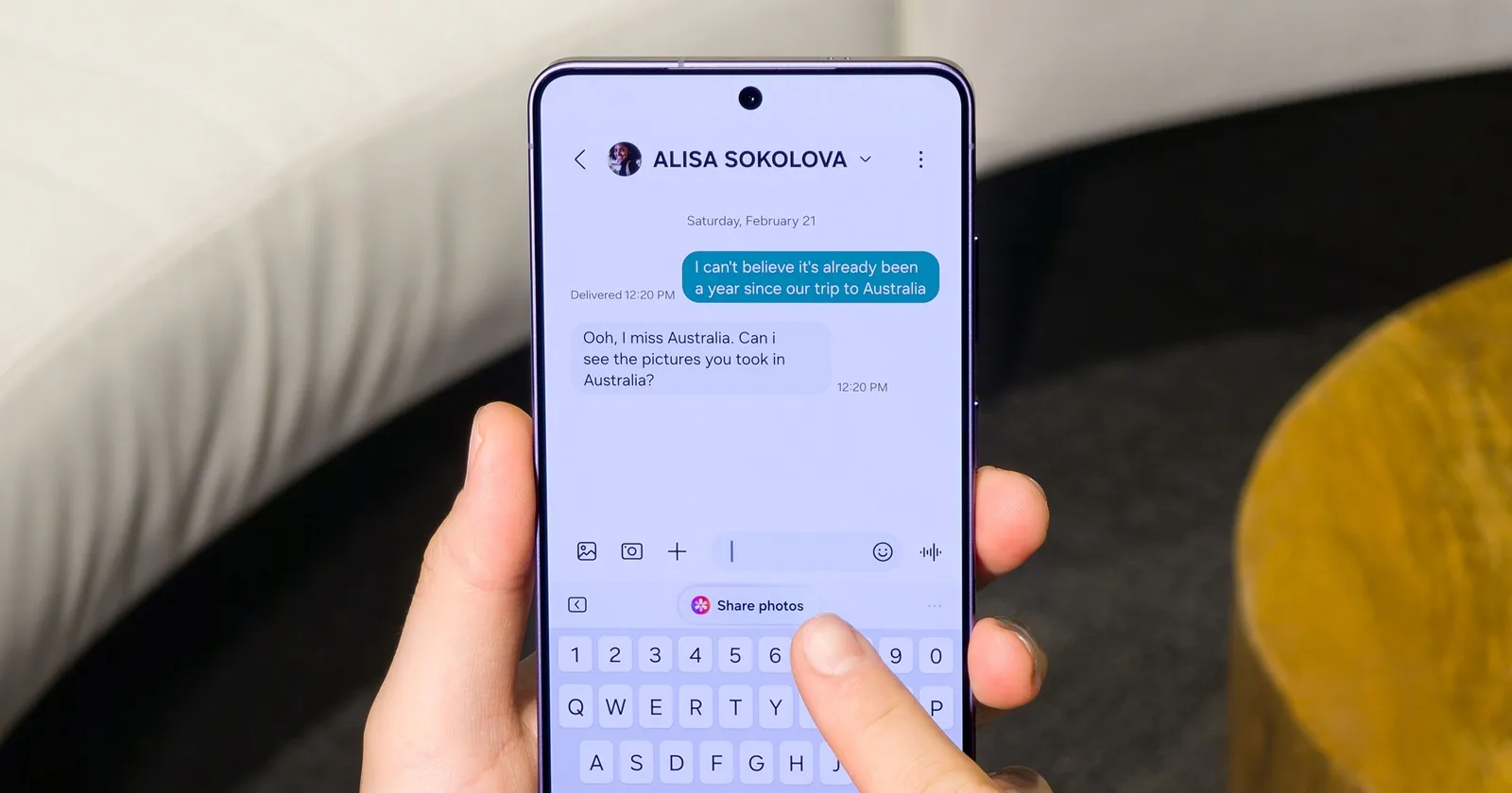 Utilizator care trimite mesaje pe un telefon Samsung fără conexiune la internet.