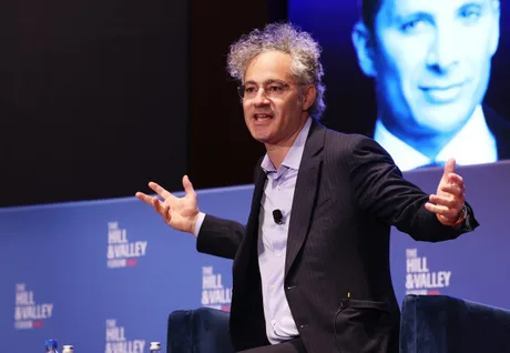 Creșterea acțiunilor Palantir pe fondul tensiunilor internaționale și cererii pentru tehnologie militară.