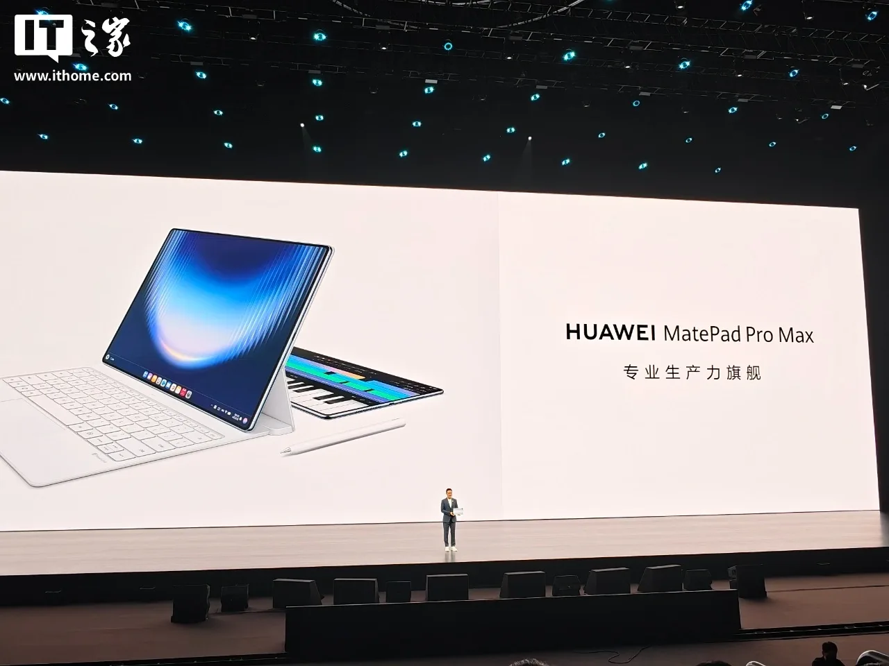 Prezentare a tabletei Huawei MatePad Pro Max pe scena unui eveniment tehnologic.
