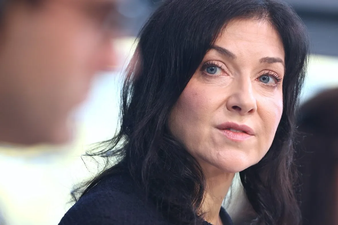 Ministrul german al economiei discutând despre competiția globală și achizițiile publice.