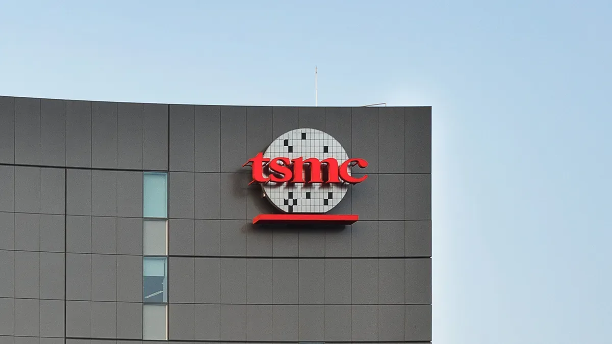 Logo-ul TSMC pe clădirea companiei, simbol al inovației în semiconductori.