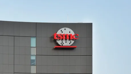 Logo-ul TSMC pe clădirea companiei, simbol al inovației în semiconductori.