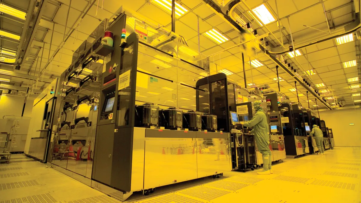 Linie de producție modernă pentru cipuri semiconductori în fabrică