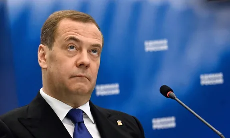 Dmitri Medvedev discută despre riscurile apocalipsei nucleare în contextul tensiunilor internaționale.