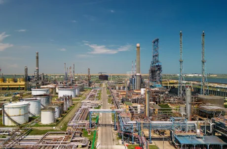 Rafinăria Petromidia în plină activitate, cu echipamente industriale vizibile.