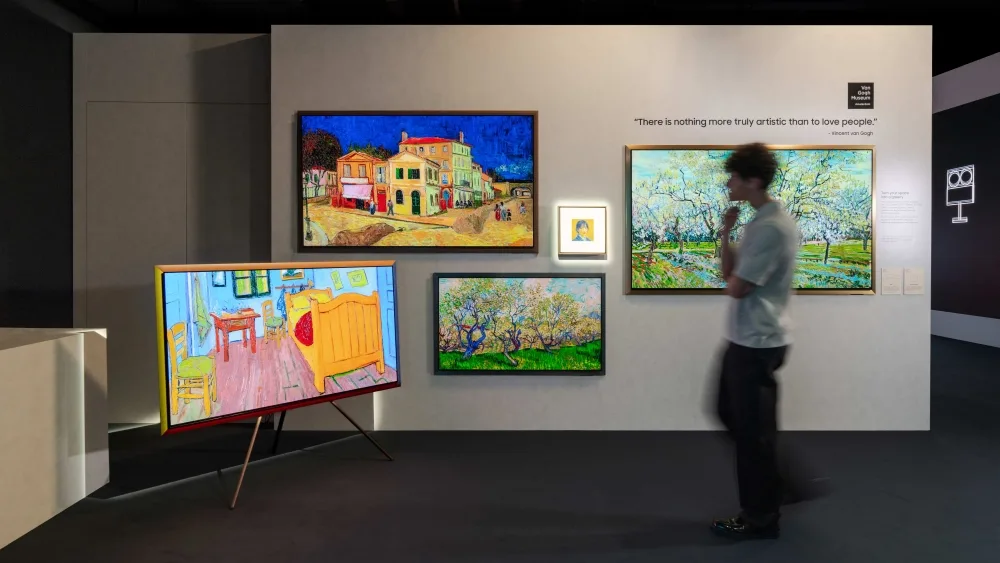 Vizitatori admirând lucrări de artă la expoziția Samsung din Milano.