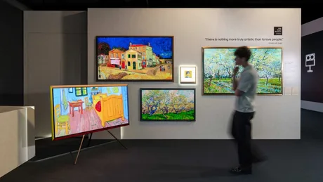 Vizitatori admirând lucrări de artă la expoziția Samsung din Milano.