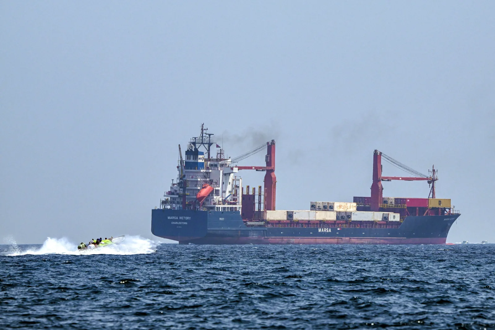 Nava San Antonio navigând pe o rută maritimă importantă în Strâmtoarea Hormuz.