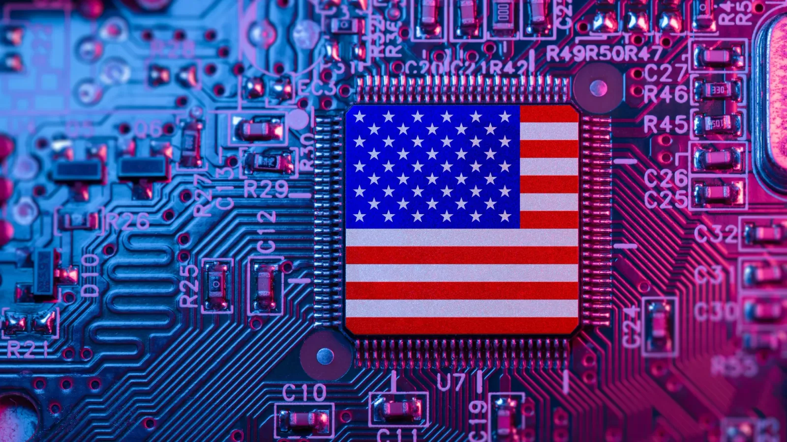 Chipuri electronice cu steagul Statelor Unite, simbolizând tensiuni tehnologice.