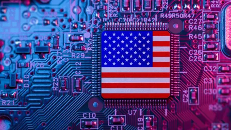 Chipuri electronice cu steagul Statelor Unite, simbolizând tensiuni tehnologice.