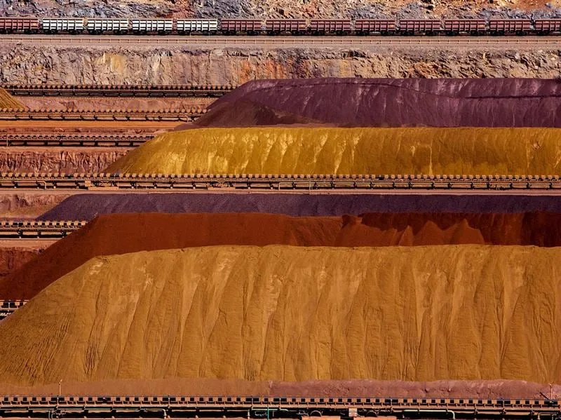 Stive de minereu de fier în carieră, pregătite pentru transport.