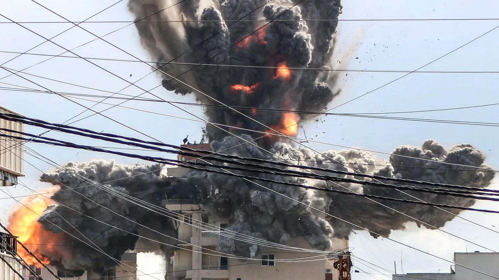 Explozie puternică în Liban, provocată de atacuri aeriene israeliene.