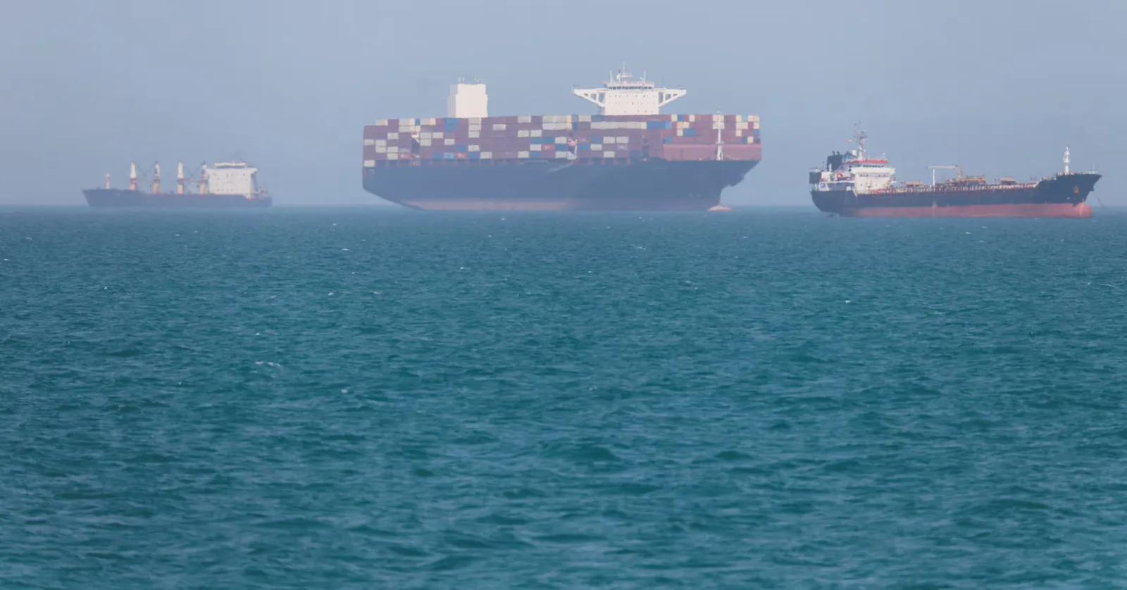 Nave comerciale ancorate în Strâmtoarea Hormuz, în contextul tensiunilor internaționale.