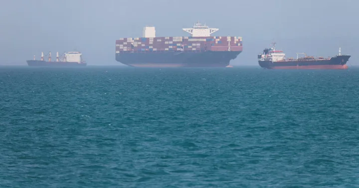 Nave comerciale ancorate în Strâmtoarea Hormuz, în contextul tensiunilor internaționale.