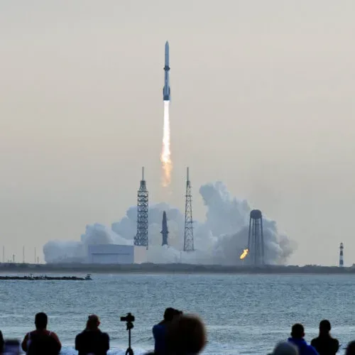 Racheta New Glenn pe rampa de lansare la Cape Canaveral.