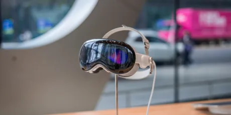 Căști de realitate augmentată expuse într-un magazin Apple, cu un design modern.