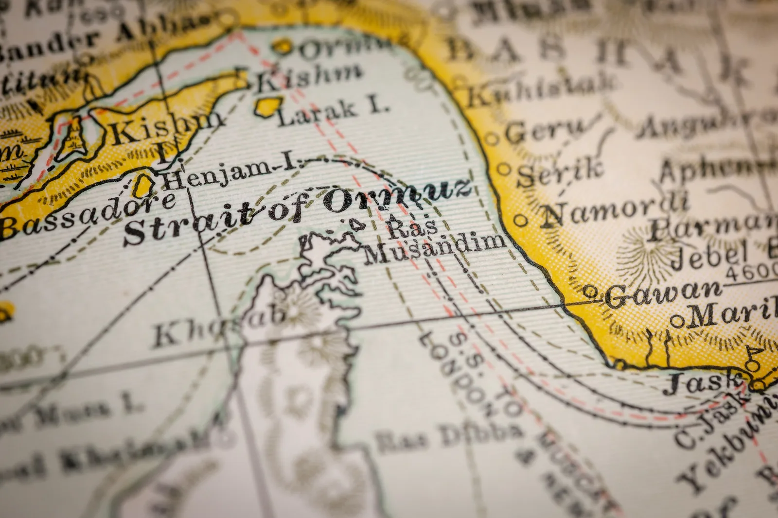 Hartă detaliată a Strâmtorii Ormuz și împrejurimilor sale maritime.