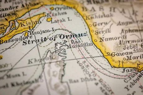 Hartă detaliată a Strâmtorii Ormuz și împrejurimilor sale maritime.