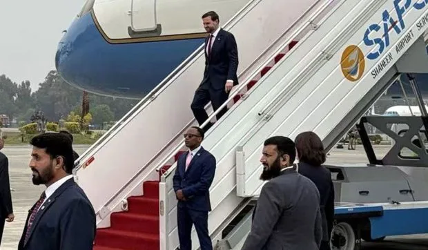 JD Vance părăsește aeroportul din Islamabad după negocierile eșuate.