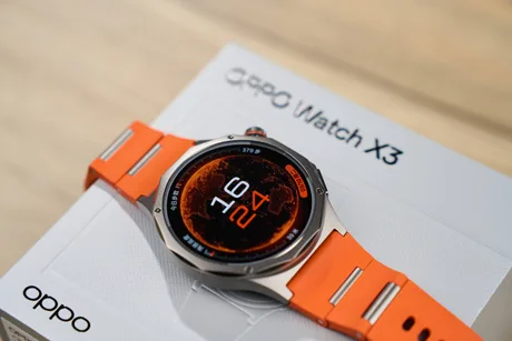Ceas inteligent OPPO Watch X3 cu design modern și curea portocalie.
