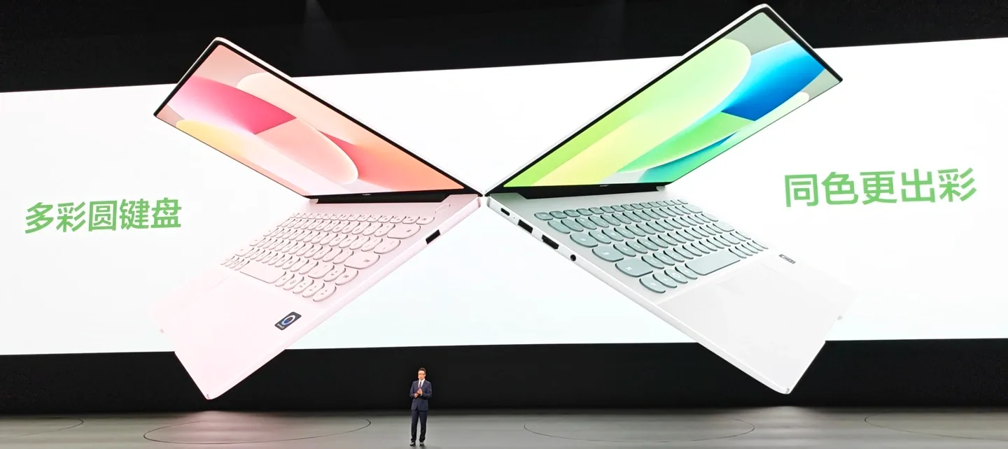 Laptopul MateBook 14 cu design elegant și culori variate, prezentat pe scenă.