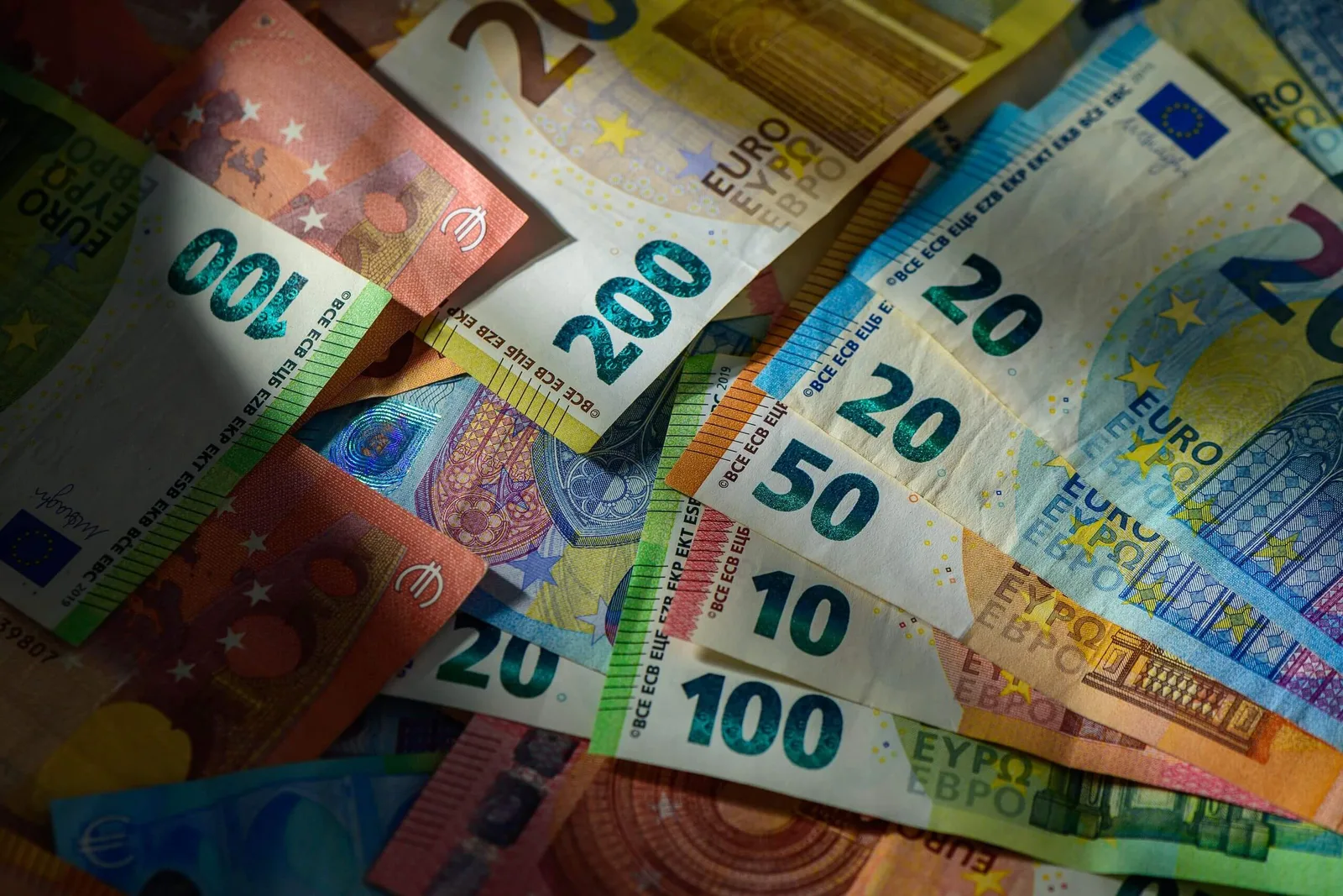 Bancnote euro aruncate la întâmplare pe o masă.