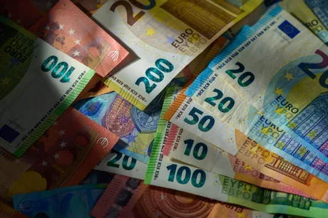 Bancnote euro aruncate la întâmplare pe o masă.