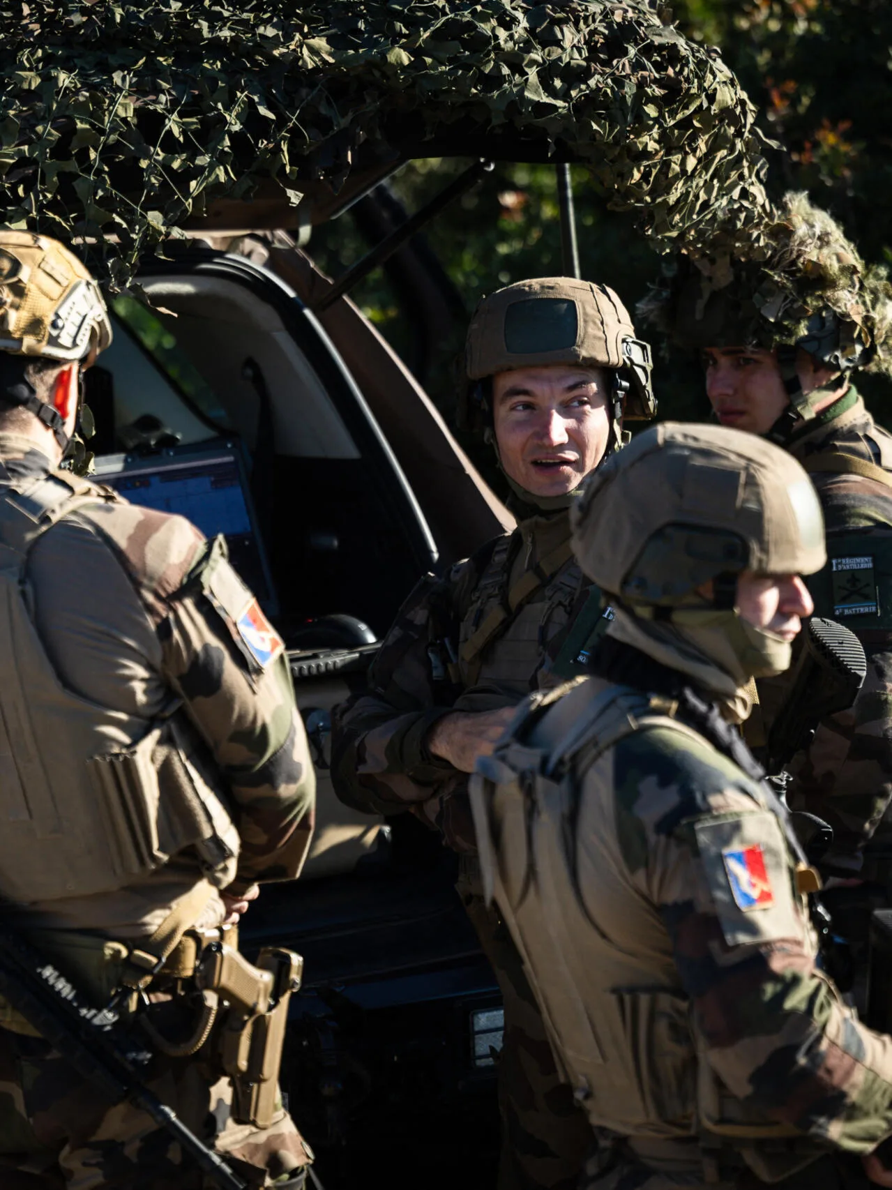 Soldați elvețieni în echipament militar, pregătiți pentru exerciții de apărare.