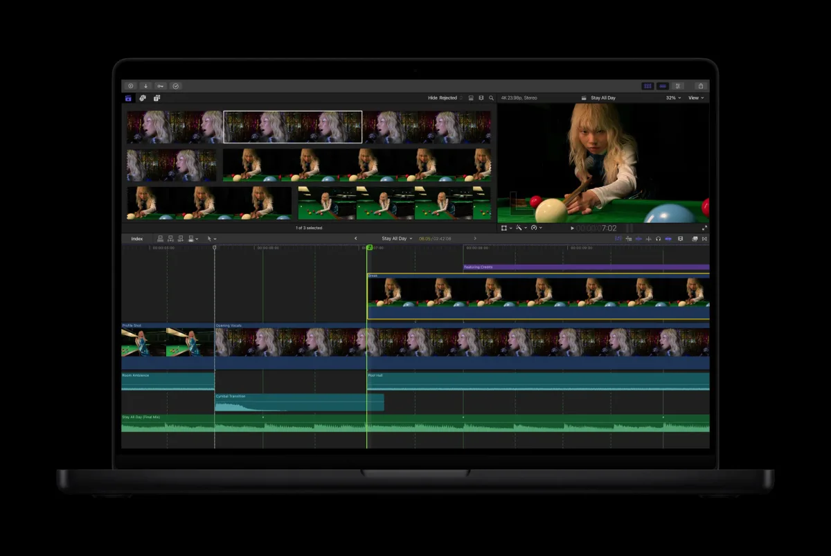 Aplicație de editare video pe un monitor și tabletă.