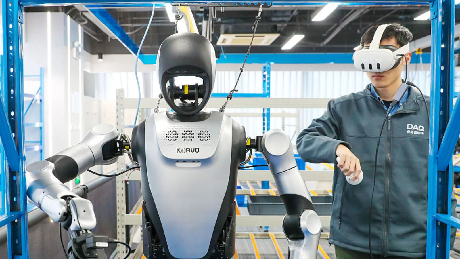 Robot umanoid interacționând cu un operator uman în cadrul unui experiment tehnologic avansat.