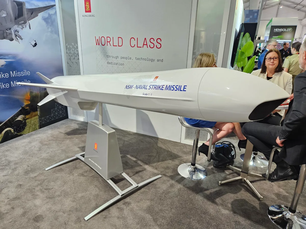Rachetă NSM expusă la un târg de tehnologie militară.