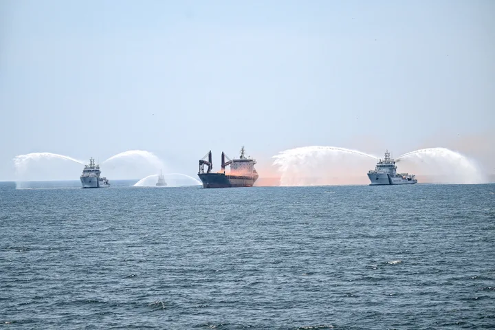 Trei petroliere escortate de navele de coastă în apele din apropierea Mumbai-ului.