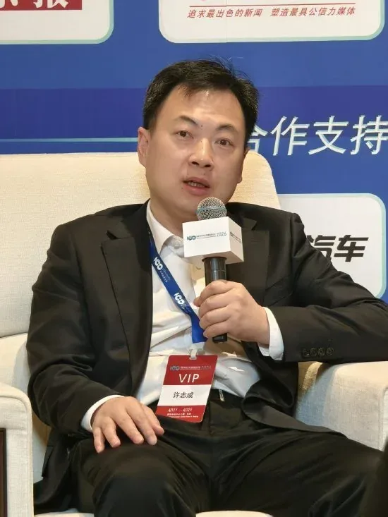 Xu Zhicheng discută despre soluții tehnologice pentru industria auto.