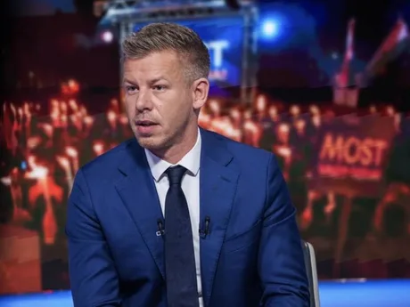 Péter Magyar discută despre demisia președintelui în cadrul unei ședințe parlamentare.