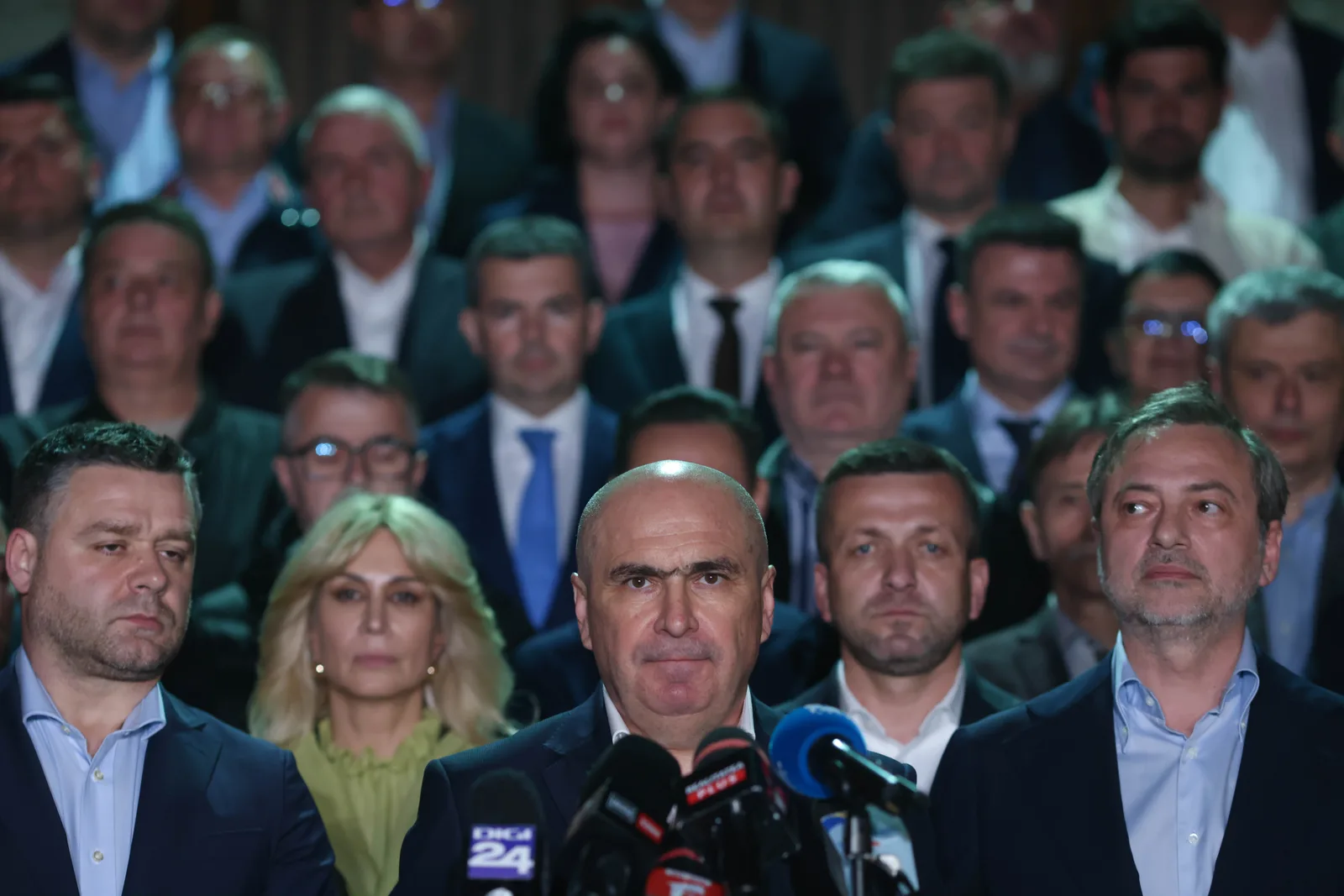 Reuniune PNL cu lideri politici, discuții tensionate despre viitorul partidului.