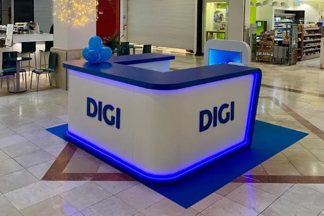 Birou de prezentare Digi într-un centru comercial, cu iluminare albastră.