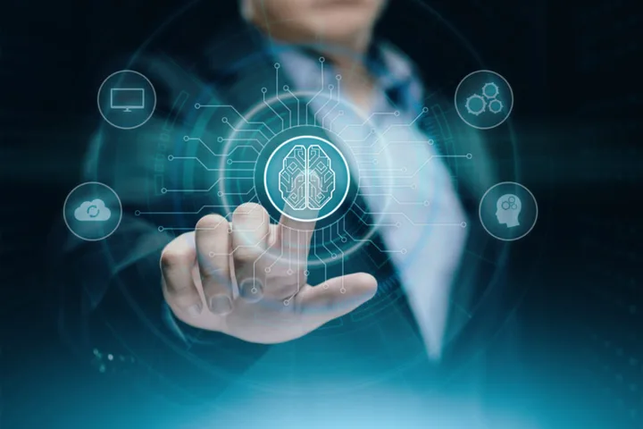 Un profesionist interacționează cu tehnologia AI într-un mediu de lucru modern.