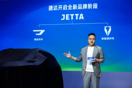 Prezentare Jetta despre modelele electrice viitoare la un eveniment auto.