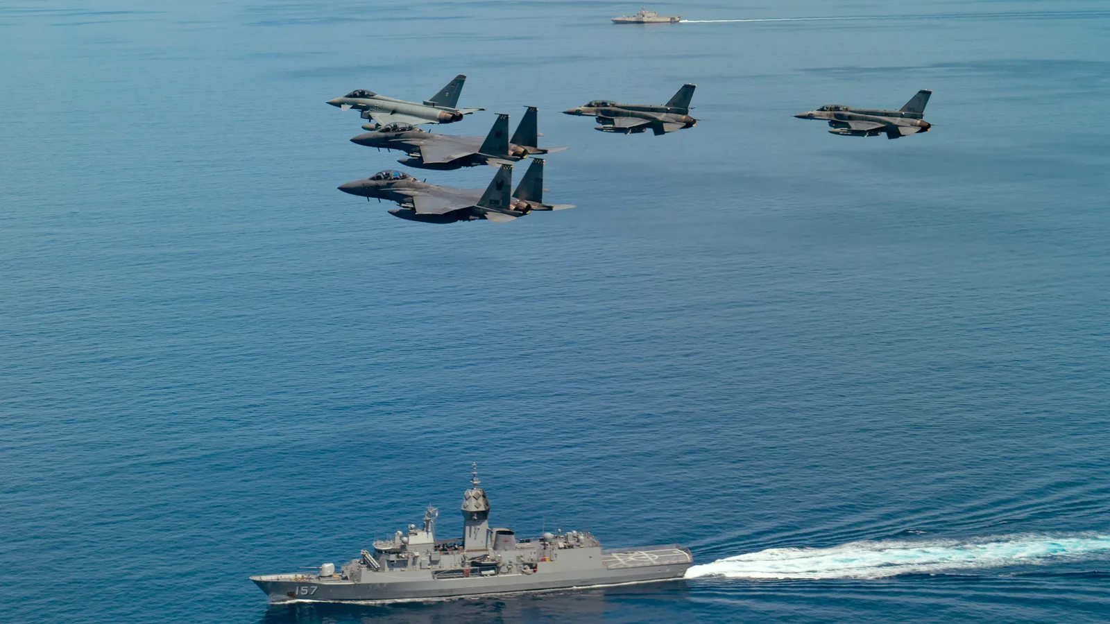 Avioane de luptă și nave militare în exerciții navale în Golful Persic.