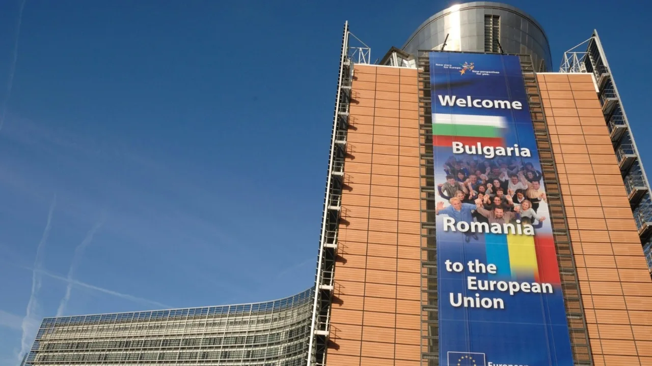 Clădirea Comisiei Europene cu un banner dedicat României și Bulgariei.