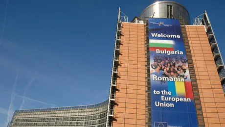 Clădirea Comisiei Europene cu un banner dedicat României și Bulgariei.