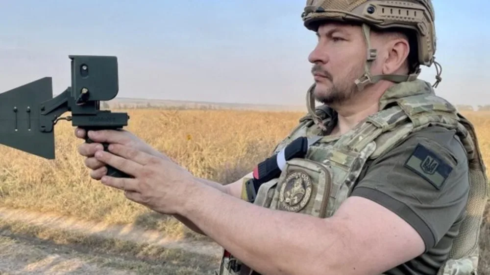 Un consilier militar ucrainean pregătit pentru apărare antiaeriană în fața amenințărilor rusești.