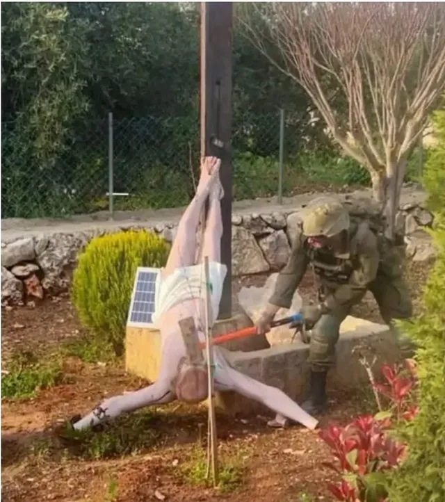 Soldat israelian lovește o statuie a lui Iisus în sudul Libanului.