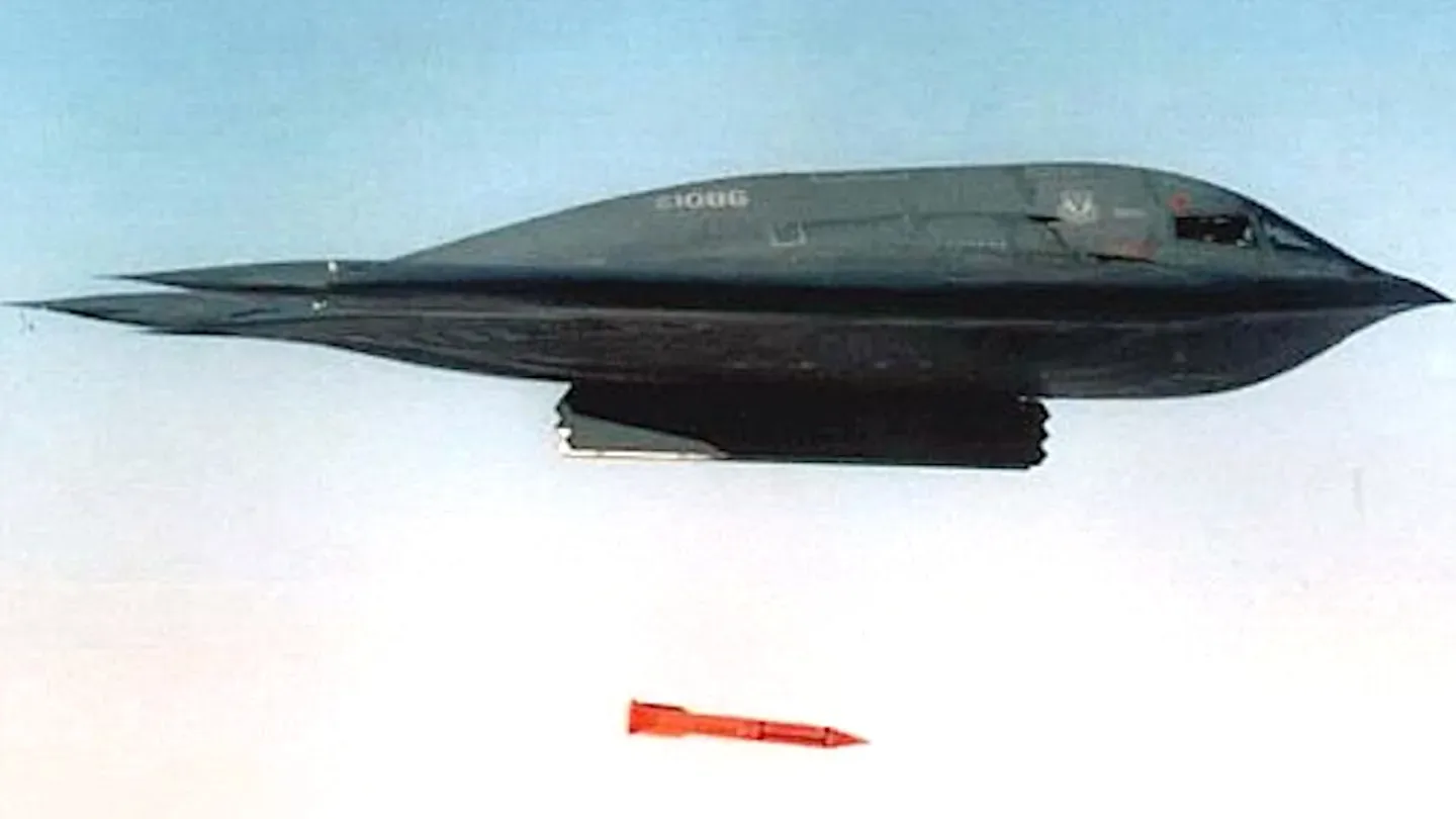 Avion militar lansând o bombă aeropurtată în contextul modernizării armamentului nuclear.