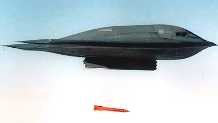 Avion militar lansând o bombă aeropurtată în contextul modernizării armamentului nuclear.